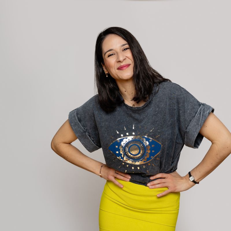 foto einer jungen frau mit dunklen haaren und einem lächeln