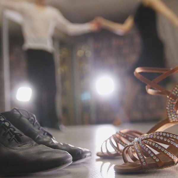 Ein männer und ein Damentanzschuhpaar steht im Rampenlicht
