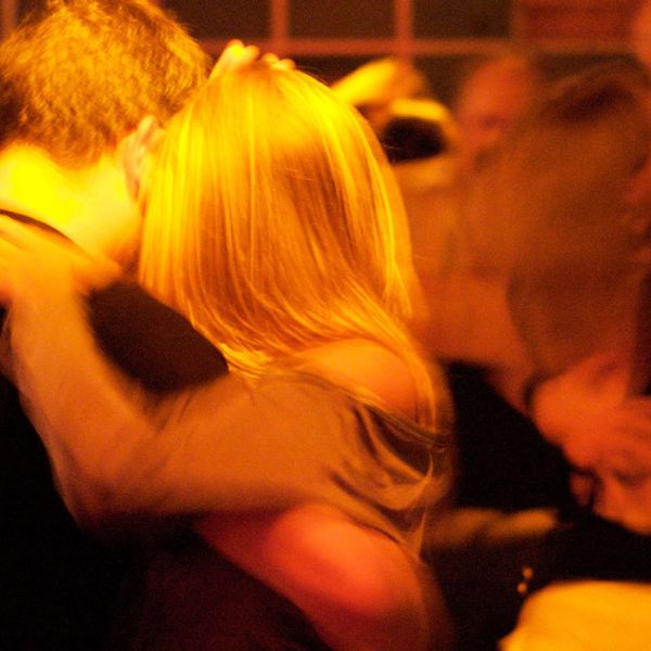 Tanzpaar tanz auf einer vollen Tanzfläche zu Salsa Musik