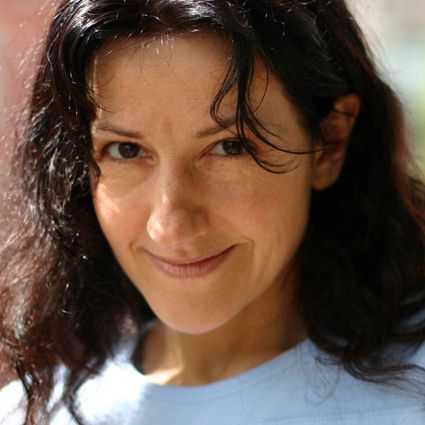 Frau mit langen dunklen Haaren und einem weissen T-Shirt mit SalsaRica Logo