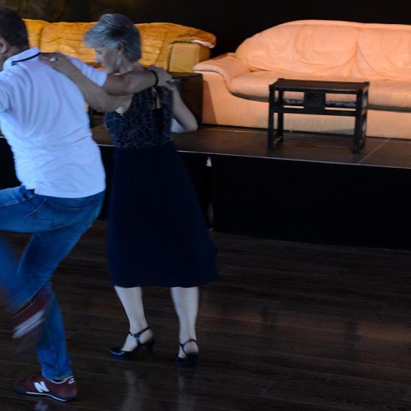 Tanzpaar das zusammen Salsatanzt. Frau trägt ein Rock in schwarz