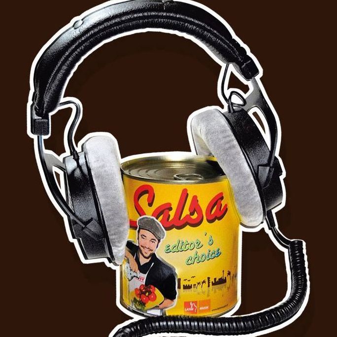 Kopfhörer welche eine Getränkedose einklemmen, auf welcher Salsa steht