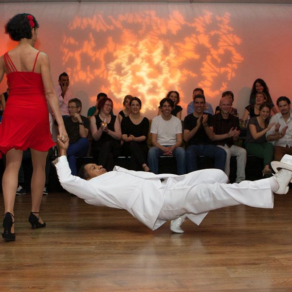 Tanzpaar an einer Tanzshow