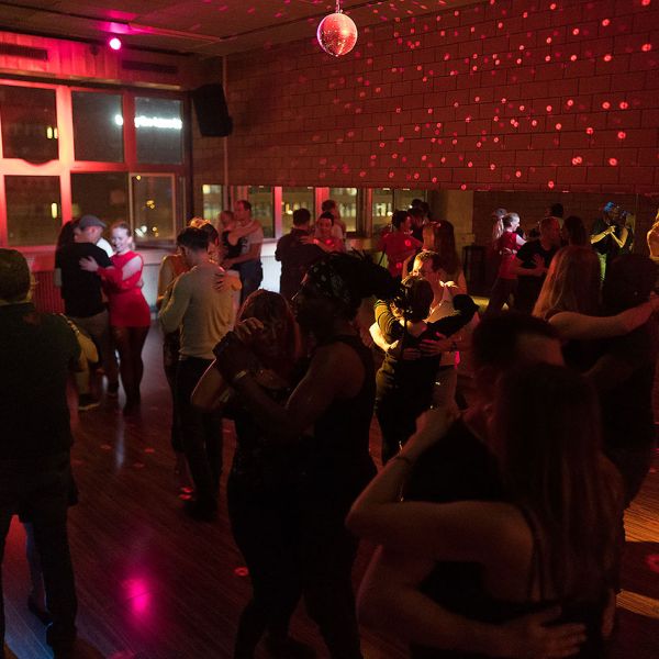 Partyfloor mit tanzenden Paaren zu gedämpftem Licht