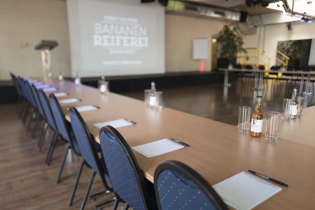 Seminartische und Stühle sind schön aufgereiht und parat für eine Tagung