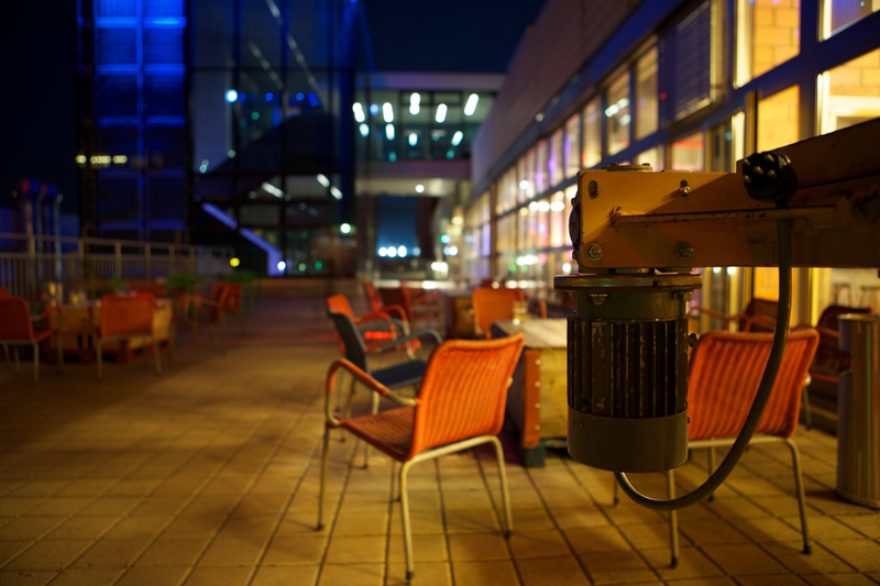 Sommerliche Terrasse mit Stühlen und Tischen zum Sitzen