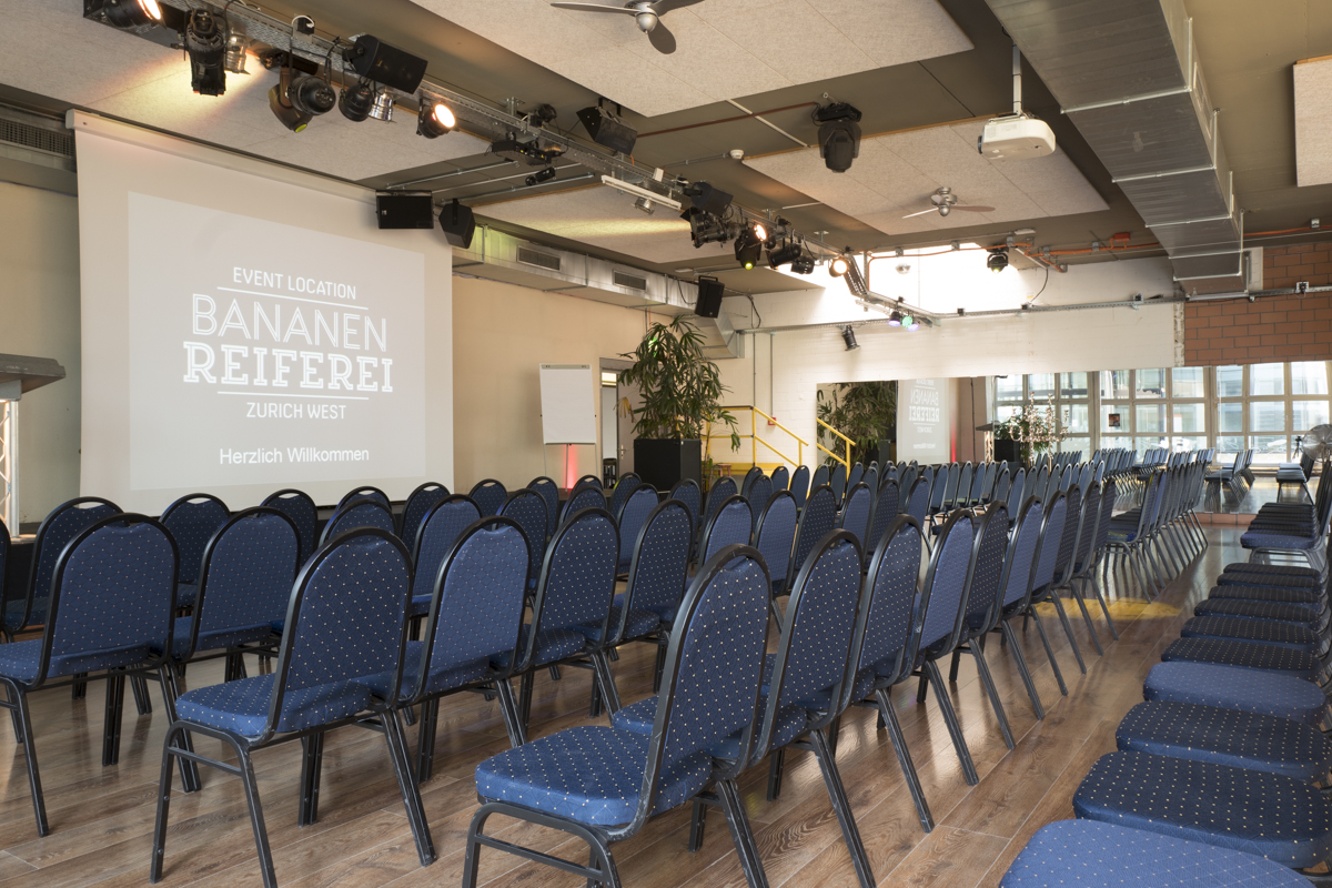 Aufgereihte Stühle für ein Seminar