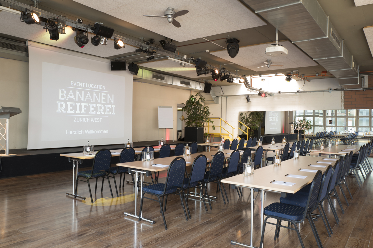 Tische und Stühle aufgereiht für ein Seminar