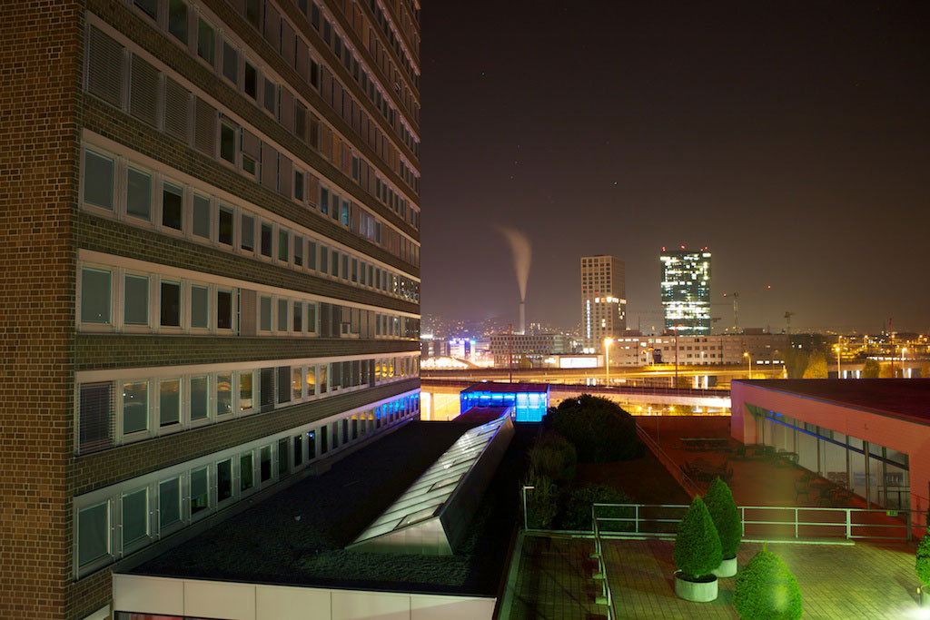 Hochhaus mit angrenzender Terasse