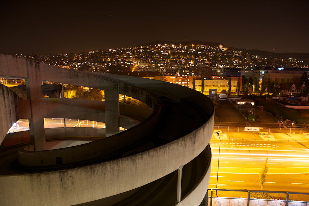 Auffahrt zur Bananenreiferei in abendlicher Stimmung