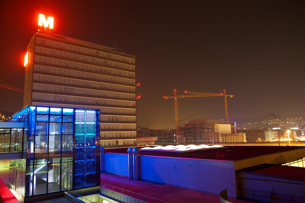 Lift des Parkdecks in blauem Licht