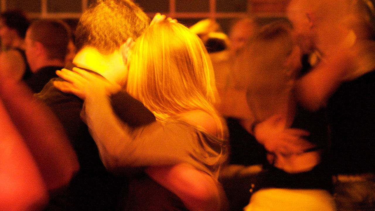 Tanzpaar tanz auf einer vollen Tanzfläche zu Salsa Musik