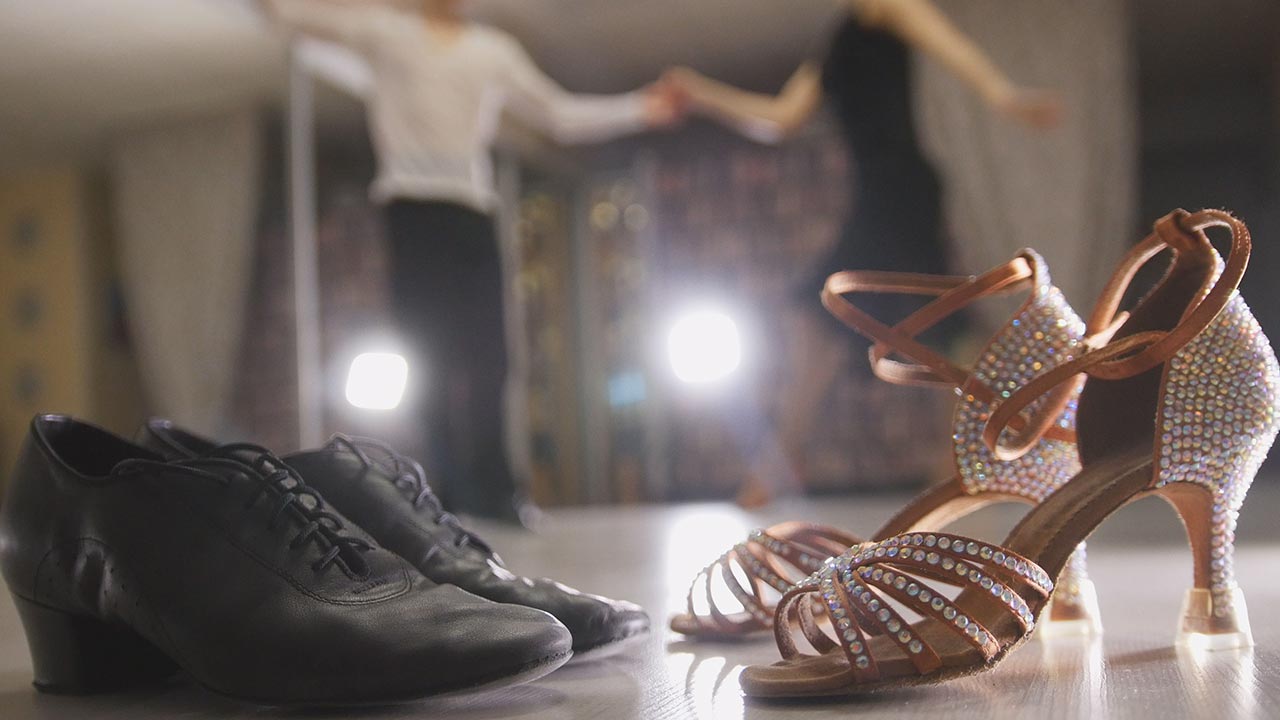 Ein männer und ein Damentanzschuhpaar steht im Rampenlicht