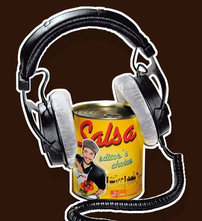 Kopfhörer welche eine Getränkedose einklemmen, auf welcher Salsa steht