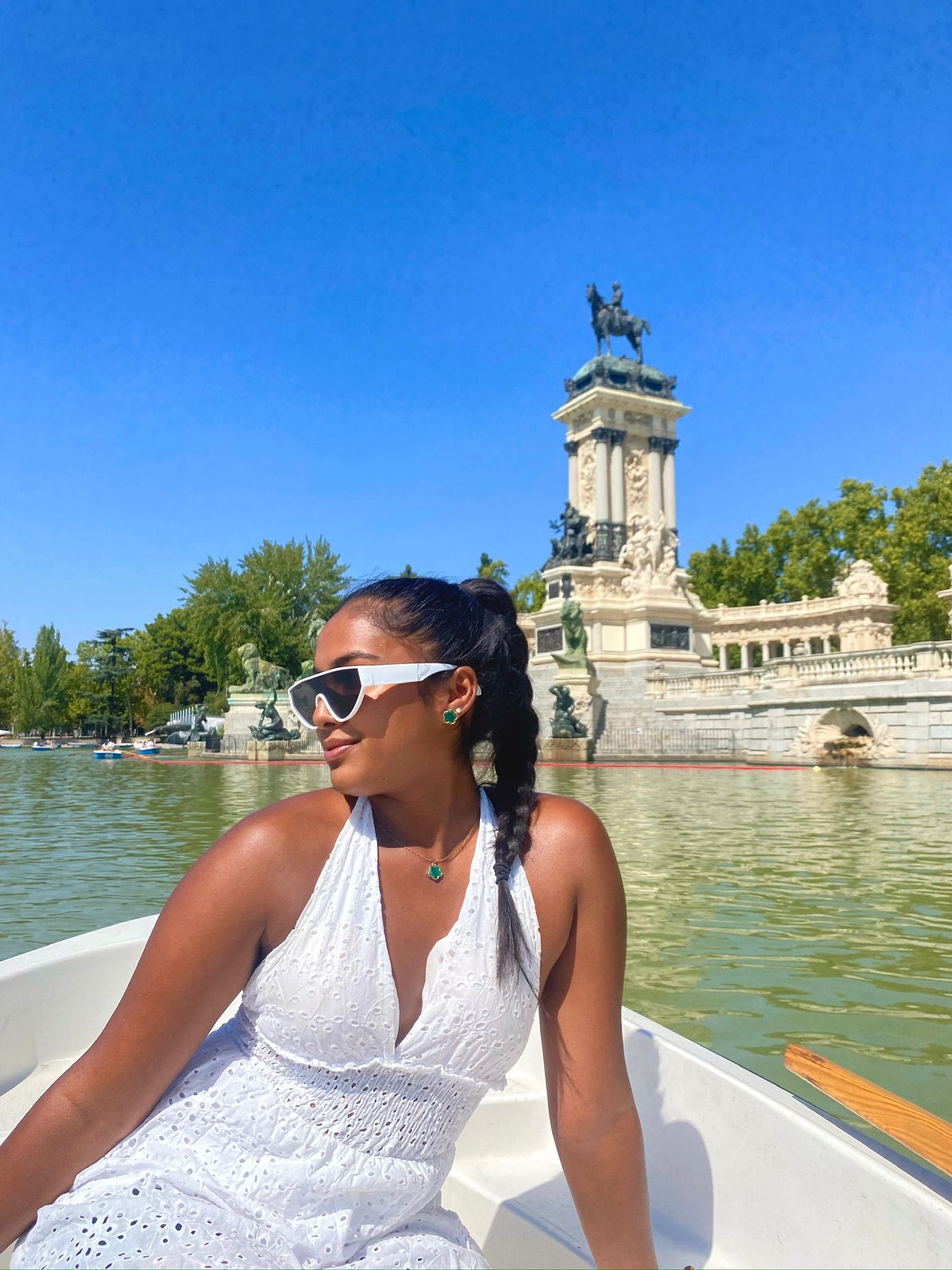 Junge Frau mit einem weissen Kleid in einem Ruderboot auf einen Fluss