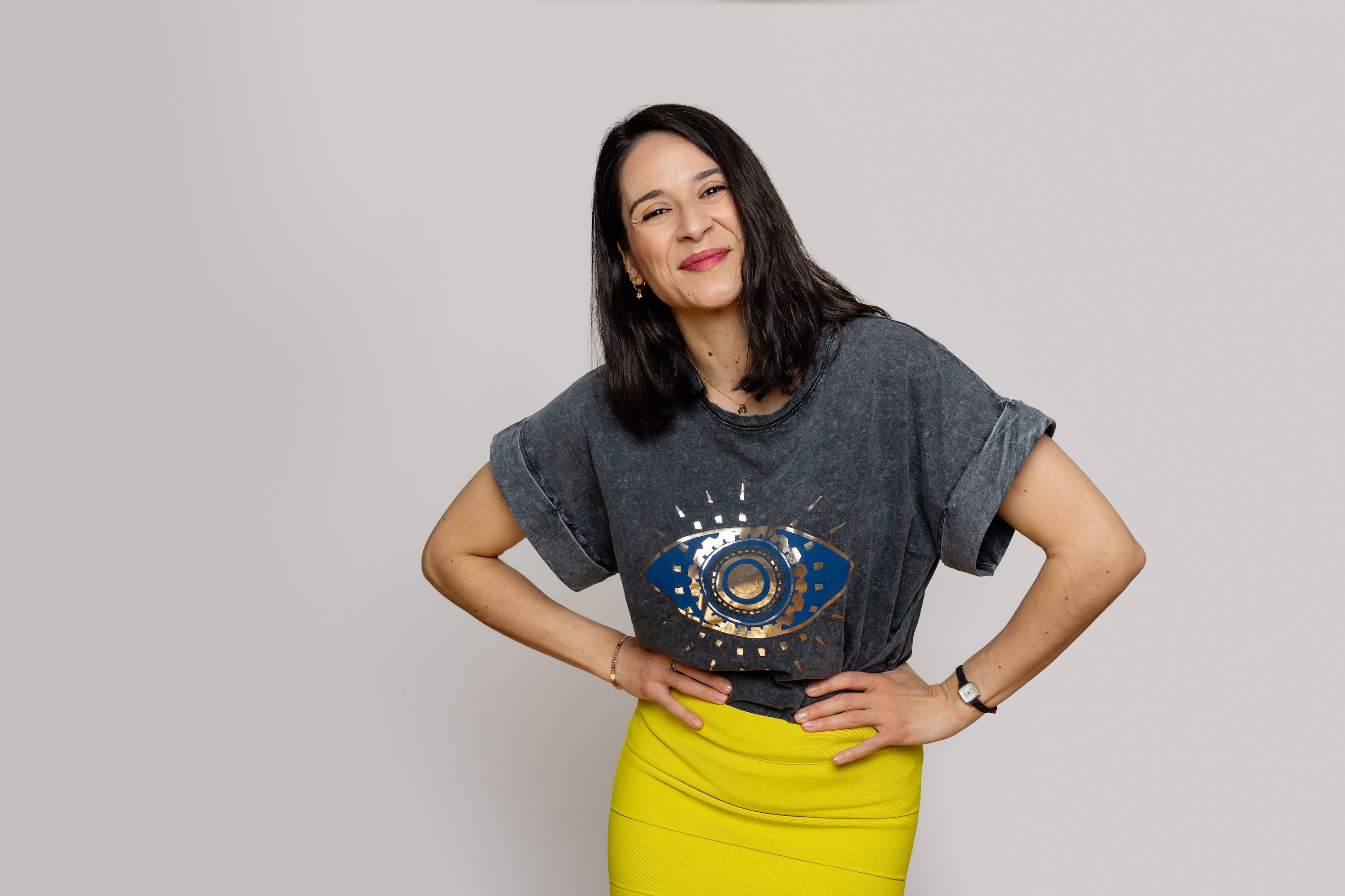 foto einer jungen frau mit dunklen haaren und einem lächeln