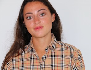 Frau im Karohemd mit langen braunen offenen Haaren