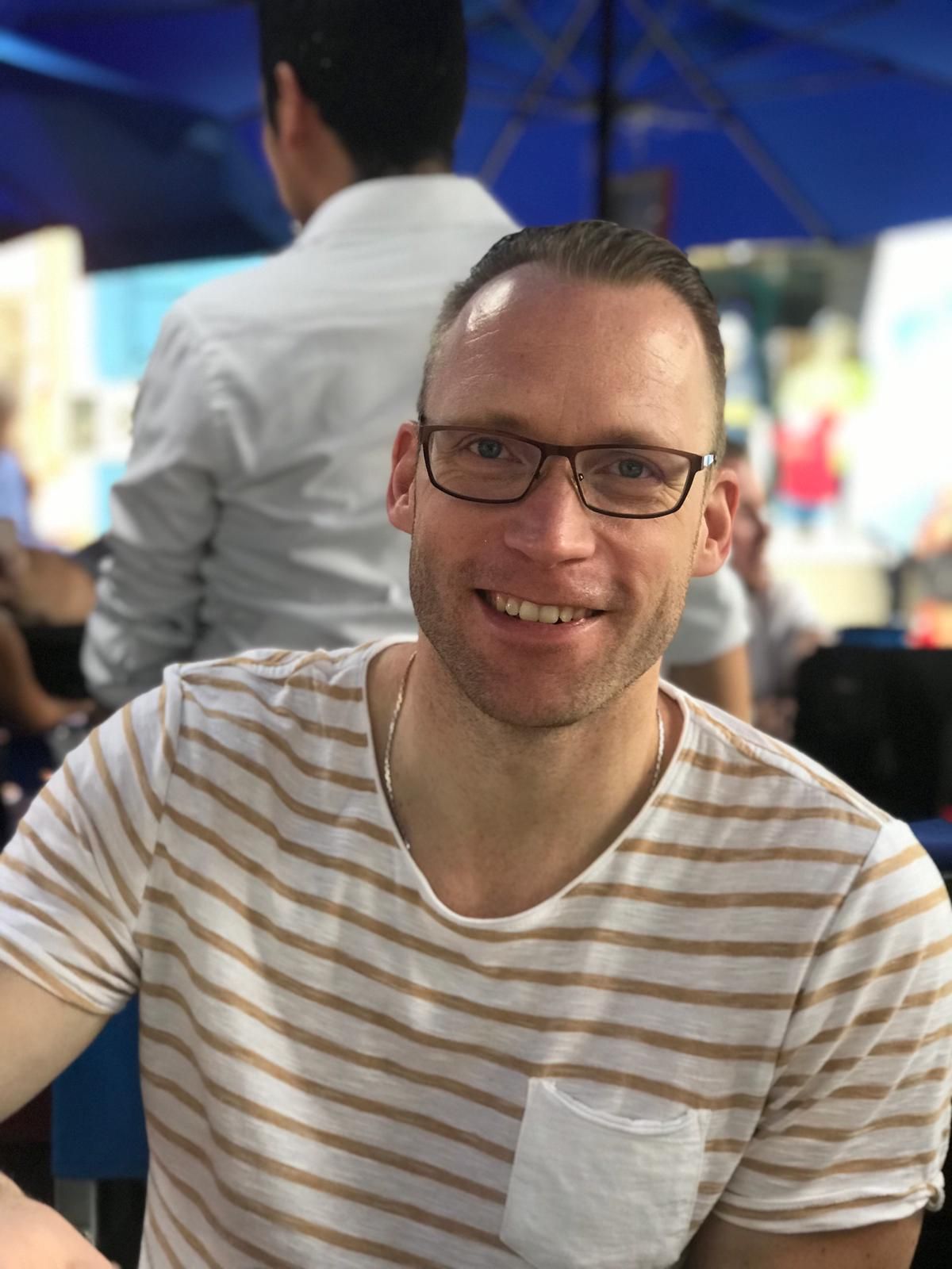 Mann mit Brille und gestreiftem Shirt