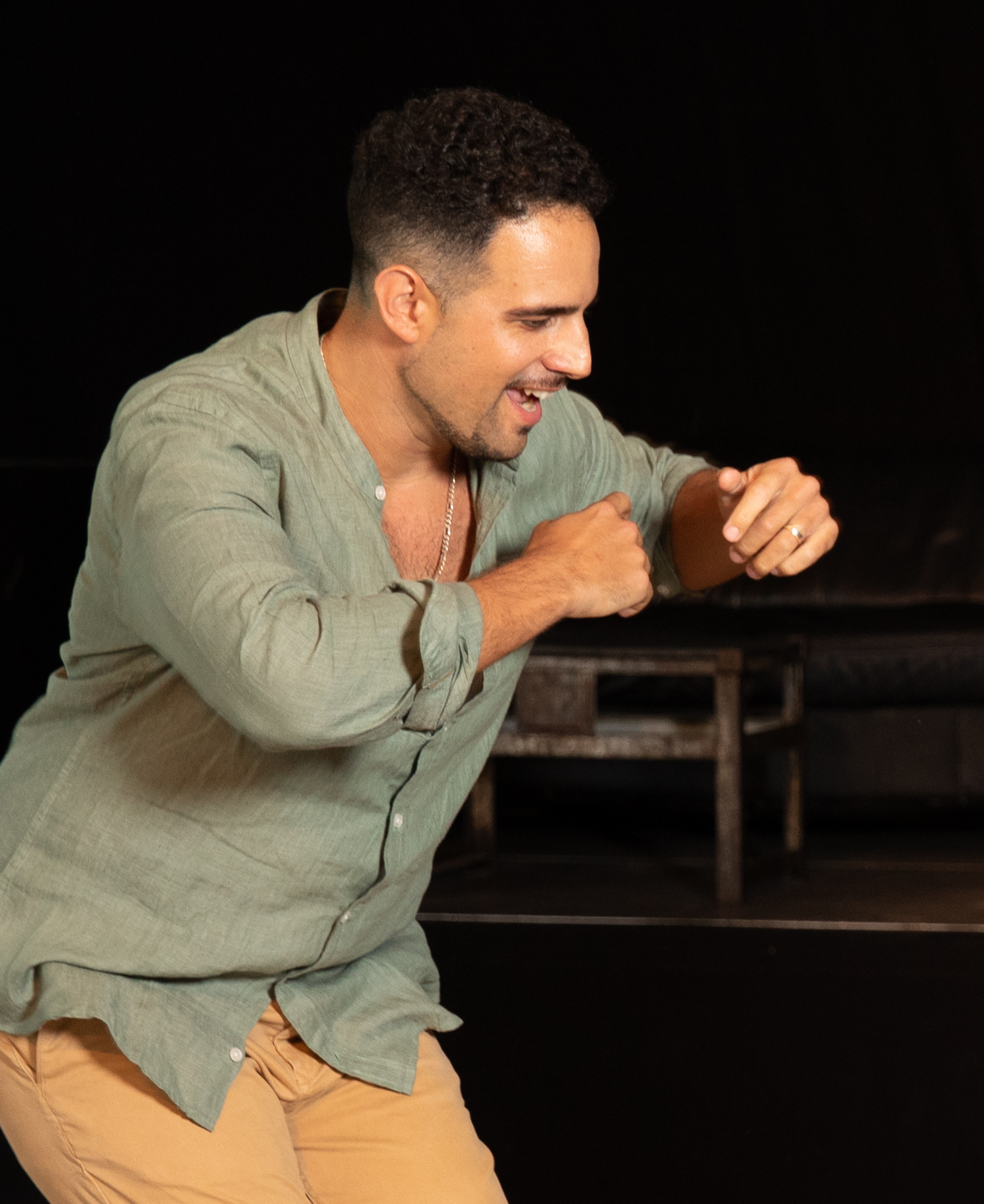 Mann mit grauem Hemd tanzt auf der Tanzfläche und hat grossen Spass dabei